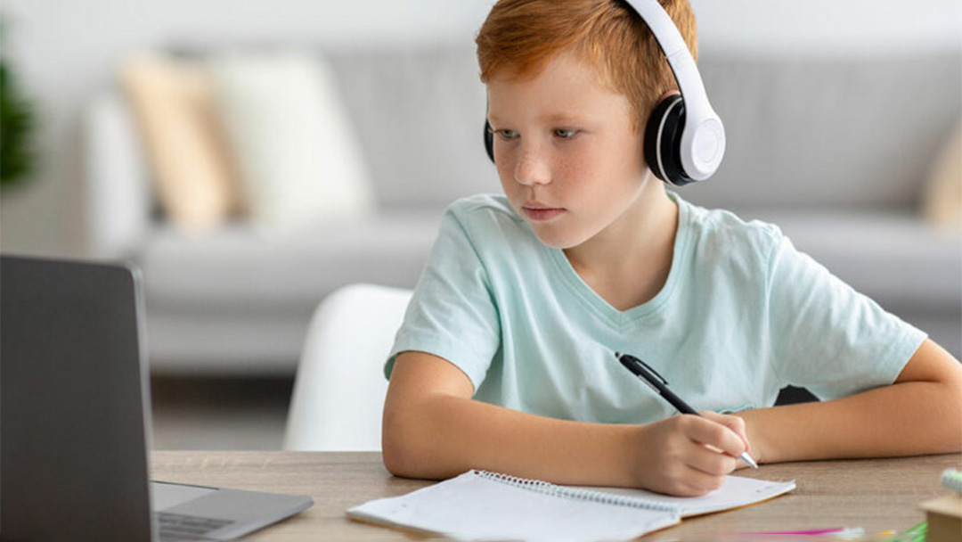 Kid using FCTC Internet for homework